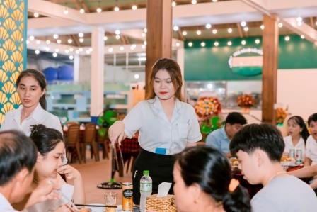 Ăn hải sản và ngắm biển chiều tại Nhà hàng hải sản Biển Rạng Đà Nẵng